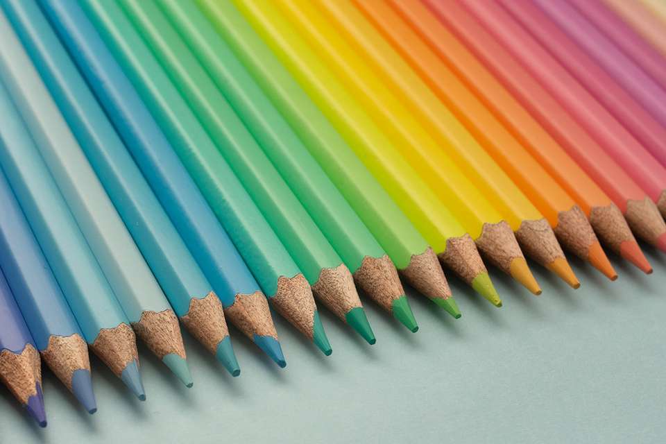 Pencils aligned and orderd like a rainbow.